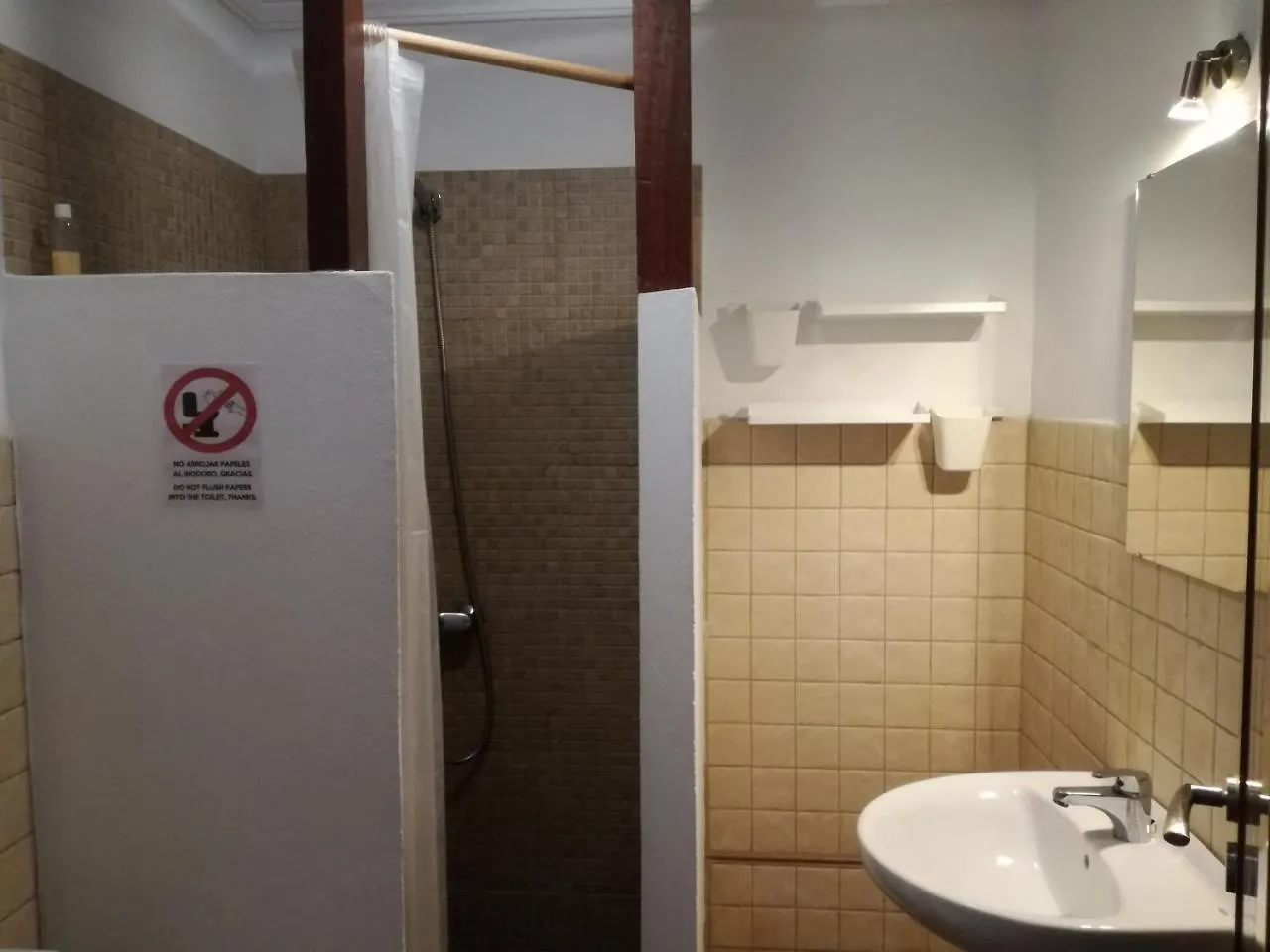 Surfhouse Hostel Famara Teguise  2*, Teguise (Lanzarote)